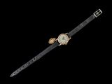 une image représentant une montre-bracelet sur fond noir