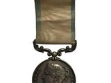 Gros plan sur une médaille entourée d'un ruban