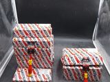deux bagages posés dans une boîte transparente