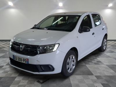 une photo d'une dacia blanche garée dans un garage