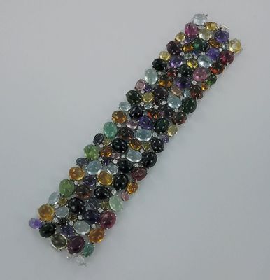 Important bracelet souple or gris serti d'améthystes, de pie…