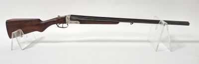un fusil avec un canon en bois, posé sur un socle en acrylique transparent