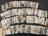 beaucoup de vieilles cartes postales posées sur une table