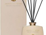 un flacon de diffuseur à bâtonnets « Imperial Rose » posé à côté d'une boîte