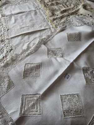 un gros plan d'un lit avec une couverture blanche et un oreiller