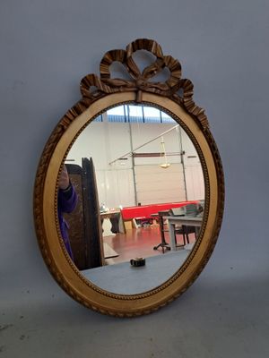 un miroir accroché au mur