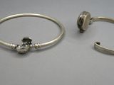 paire de bracelets en argent avec un fermoir en argent et une perle en argent
