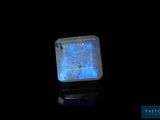 un gros plan sur une lumière bleue dans une pierre carrée