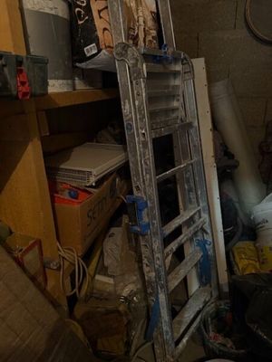 une échelle adossée au mur d'une pièce