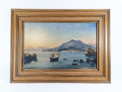 une peinture à l'huile représentant un bateau sur un plan d'eau, avec une montagne en arrière-plan