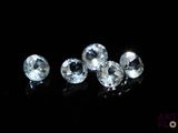 un gros plan sur un groupe de diamants posés sur une surface noire
