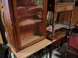 une grande vitrine au milieu d'une pièce