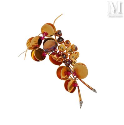 un gros plan d'une broche ornée de perles