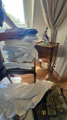un homme qui se tient debout devant une pile de vêtements