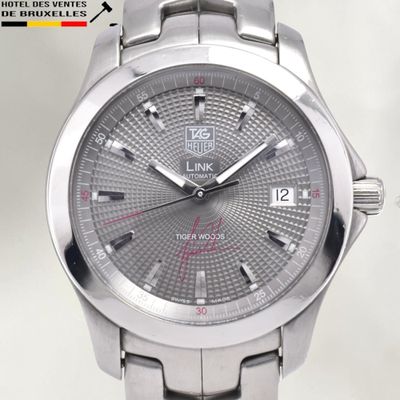 gros plan d'une montre sur fond blanc