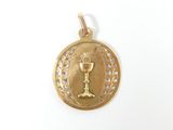une image représentant une médaille d'or sur laquelle figure un calice