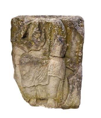 une image représentant un bloc de pierre sur lequel se trouvent les statues d'un homme et d'une femme