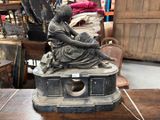 une statue de femme assise sur une table
