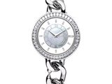 un gros plan sur une montre-bracelet pour femme entourée d'une chaîne