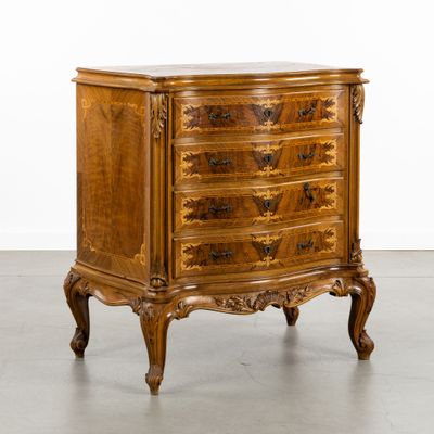 une image d'une commode en bois avec un plateau en marbre