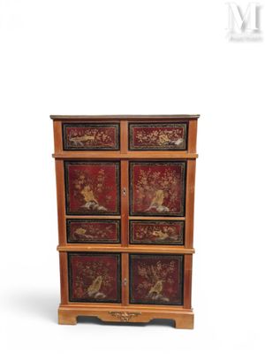 une image représentant une commode en bois ornée d'oiseaux et de fleurs
