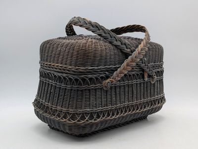 un gros plan d'un panier en osier sur fond blanc