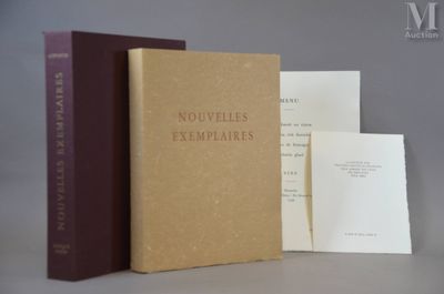 trois livres posés l'un à côté de l'autre sur une table