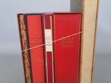 trois livres sont empilés sur une table