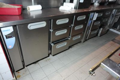 une photo d'une cuisine professionnelle avec beaucoup d'espace de plan de travail
