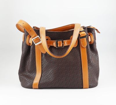 un sac à main marron et beige muni de deux anses, sur fond blanc