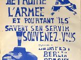 une affiche bleue et blanche accrochée au mur d'un immeuble