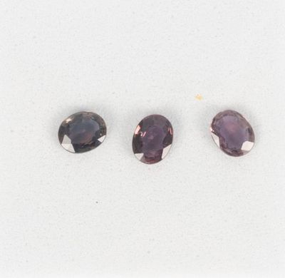 3 saphirs violets ovales sur papier avec leur certificat men… - Photo 1
