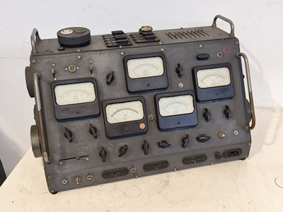 une vieille radio posée sur une table
