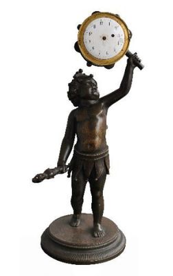 une statue en bronze représentant un homme tenant une horloge à la main