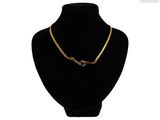 gros plan d'un mannequin portant un collier