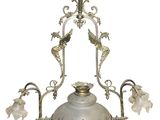 une image représentant un lustre orné de fleurs et de feuilles suspendu au plafond