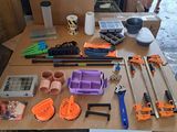 une table sur laquelle sont posés de nombreux outils différents