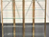 une vitrine en verre dans le coin d'une pièce