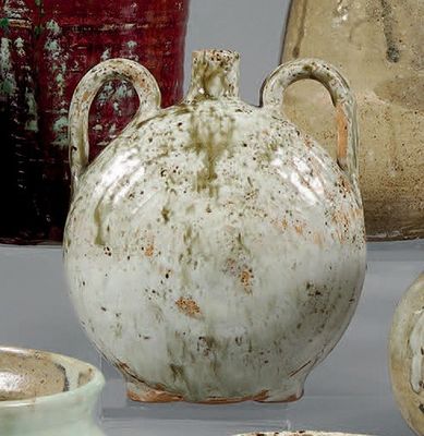 de nombreux types de vases différents posés sur une table