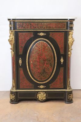 une armoire noire et rouge rehaussée de touches dorées