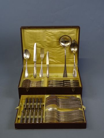 Ménagère en métal argenté en coffret comprenant : 12 fourchettes,...