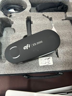 une valise contenant une télécommande et d'autres objets