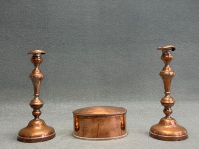 Boite à biscuit et paire de bougeoirs en cuivre.