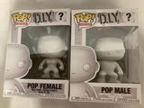 Les figurines Funko Pop en vinyle sont présentées dans une boîte posée sur une surface blanche