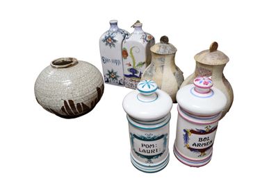 quatre vases différents posés les uns à côté des autres sur une surface blanche