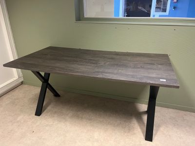 une image représentant une table dans une pièce avec une fenêtre