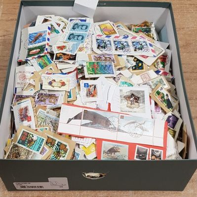 une boîte remplie de timbres et de cartes postales posée sur une table