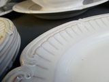 plusieurs assiettes posées sur une table