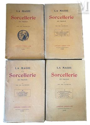 quatre livres sont empilés sur une surface blanche