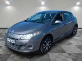 la voiture grise est garée dans le garage sur un sol en damier